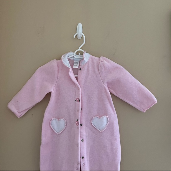 ◻️LITTLE ME: Girl size 24 months, fuzzy pink w/hearts footsie pajamas preowned◻️ - Picture 5 of 9